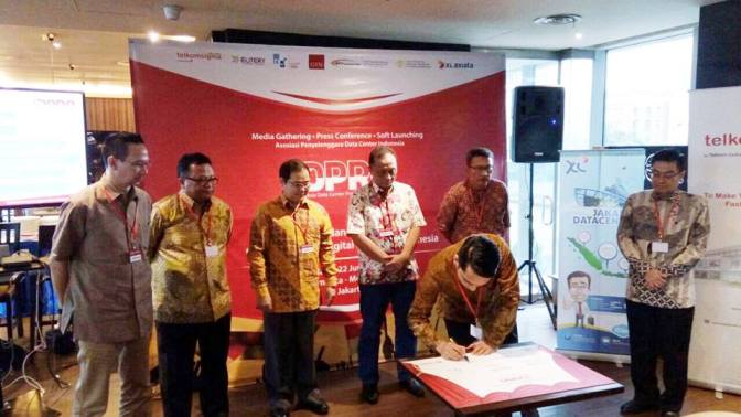 Elitery CEO signing commitment letter to establish Indonesia Data Center Provider Organization (IDPRO)